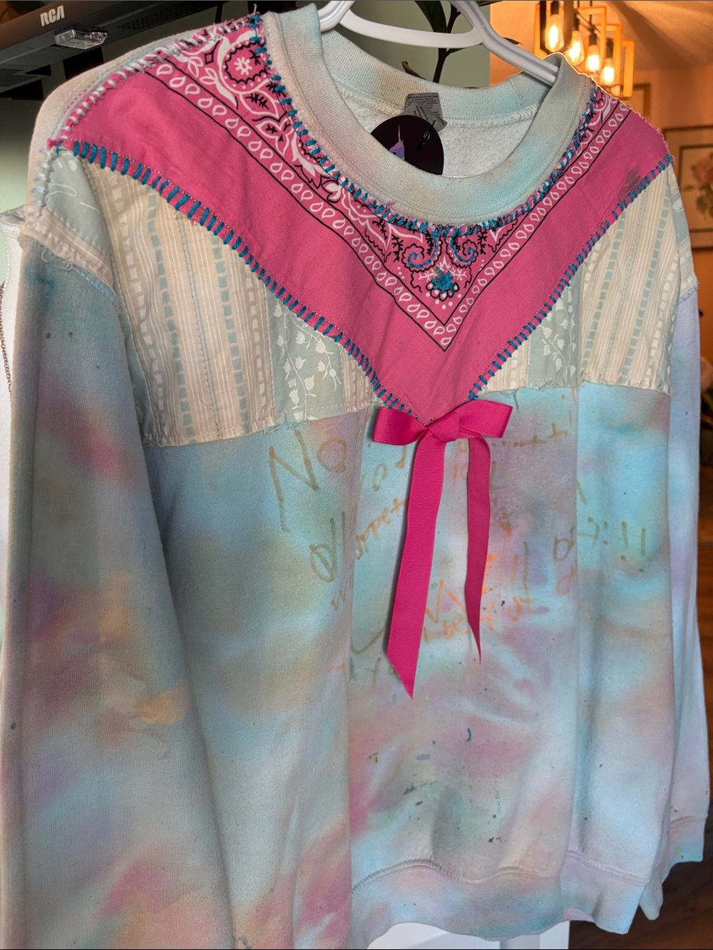 Customized tie-dyed patched cotton boho crewneck